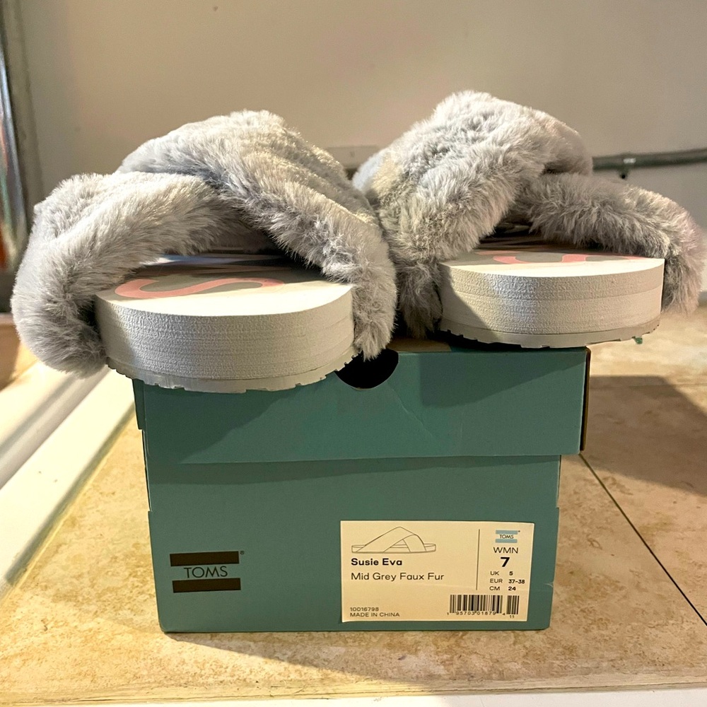NWT TOMS Susie faux fur Slippers